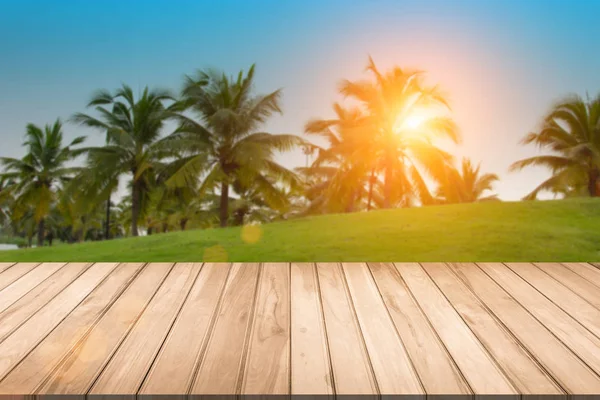 Weergave leeg houten bijzettafel in groene lente of tuin zomer pi — Stockfoto