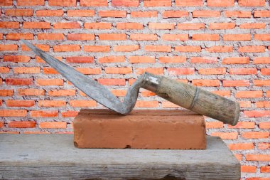 Malafat kullanarak endüstriyel işçilerle duvar oluşturma ekipmanı.