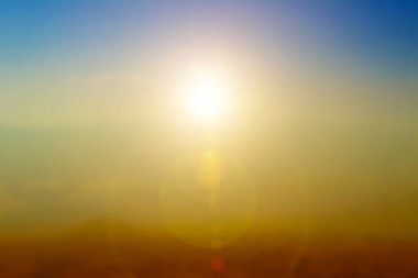 Günbatımında gökyüzü arkaplanı ya da bulut şeklinde güneş ışığı. Bulutlar gökyüzünde uzun turuncu çizgiler oluşturur. Dramatik vadi gökyüzü gündoğumu dağ manzarası, dünya çevre günü konsepti.