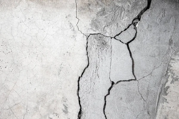 Грандиозная бетонная стена на покрытой серым цементом старой поверхности остроумие — стоковое фото