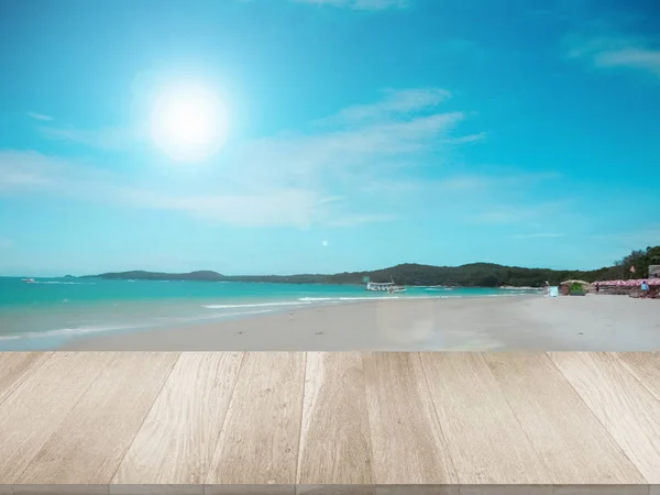 Amazing pantai matahari terbit langit biru dengan cakrawala tak berujung dan kapal kesepian tokoh di kejauhan, lanskap luar biasa berbusa gelombang di laut terlihat dari balkon hotel pantai pagi musim panas . — Stok Foto