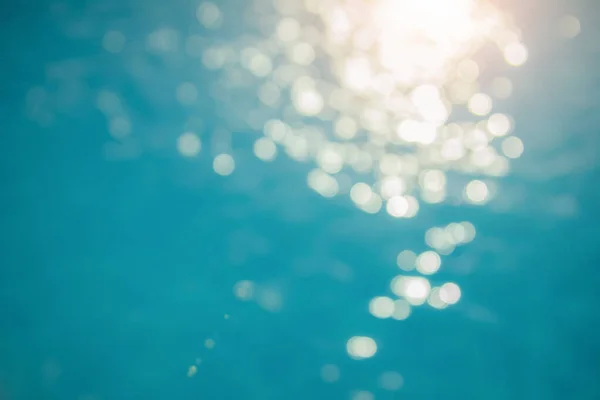 Oberfläche des blauen Schwimmbades Hintergrund des Wassers im Schwimmbad. simulieren natürliche Welle Ozeanwasser Textur Sommer oder abstraktes blaues Meerwasser mit weißem Schaum für Kopierraum, Naturkonzept. — Stockfoto