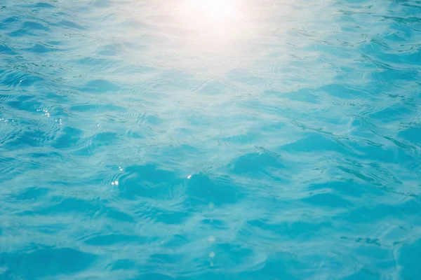 Oberfläche des blauen Schwimmbades Hintergrund des Wassers im Schwimmbad. simulieren natürliche Welle Ozeanwasser Textur Sommer oder abstraktes blaues Meerwasser mit weißem Schaum für Kopierraum, Naturkonzept. — Stockfoto