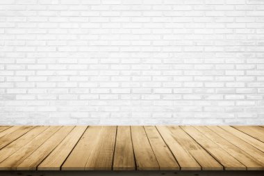 Beyaz tuğla duvar zemininde boş tahta masa, beyaz ahşap teras tasarla. Kopyalama ve damgalama için gösteri alanı perspektifi. Ürün görüntüleme kurgusu olarak kullanılabilir. Klasik tarz konsept. Boş ahşap masa ve bulanık tuğla duvar.