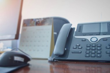 İş yeri bilgisayarındaki çağrı merkezi masasındaki telefon cihazlarını kapatın. Müşteri hizmetleri iletişim ve teknoloji konsepti için. İletişim için telefon konsepti, destek, çağrı merkezi ve müşteri hizmetleri yardım masası.