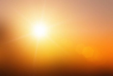 Doğal arka plan, sıcak renkler ve parlak altın güneş ışığı. Bokeh ya da yaz arkaplan Yeşil Enerji gökyüzünde güneşli turuncu ışık desenleri düz soyut parlak akşam bulutları bulanıklaşır. Doğal arkaplan, sıcak renkler ve parlak güneş ışığı..