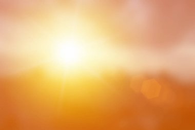 Doğal arka plan, sıcak renkler ve parlak altın güneş ışığı. Bokeh ya da yaz arkaplan Yeşil Enerji gökyüzünde güneşli turuncu ışık desenleri düz soyut parlak akşam bulutları bulanıklaşır. Doğal arkaplan, sıcak renkler ve parlak güneş ışığı..