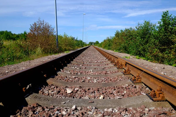 Tren istasyonunun yanındaki paslı demiryolu.
