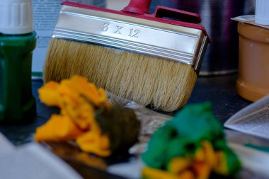 Dokulu yüzeyde temiz kuru fırça