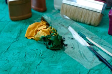 Dokulu yüzeyde boya fırçası