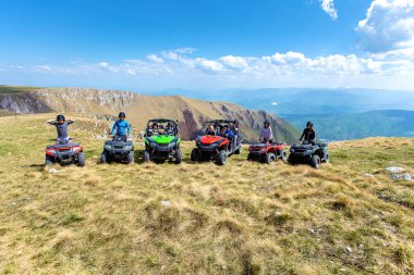 Arkadaşlar dört kiralama veya Atv ve Utv araçlar ile off-road sürüş