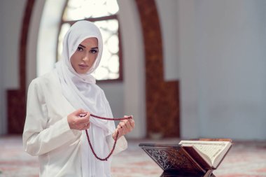 Genç güzel Müslüman kadın dua içinde Camii