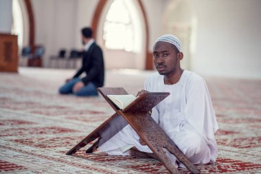 Siyah Afrika Müslüman adam olduğunu dua içinde Camii Kur'an açık kutsal kitap ile