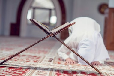 Genç güzel Müslüman kadın dua içinde Camii