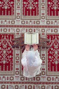 «Ana sayfa» hava görünümünü genç güzel Müslüman kadın dua içinde Camii