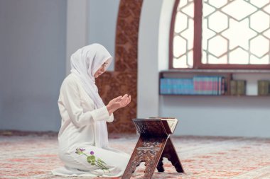 Genç güzel Müslüman kadın dua içinde Camii