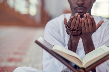Geleneksel dua Tanrı'ya Dishdasha giyen süre yapım Afrika Müslüman erkek