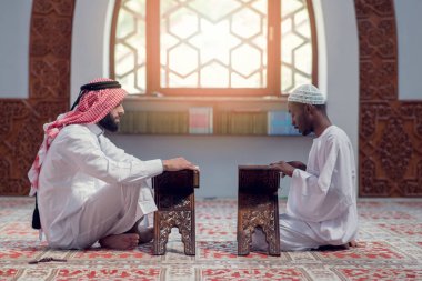 İki Müslüman erkeklerin camide kuran okuma