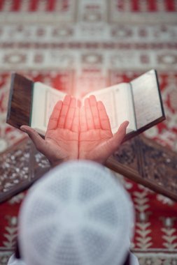 Afrika Müslüman adam yapma geleneksel namaz için Tanrı iken giyen A geleneksel kap Dishdasha en iyi viewv