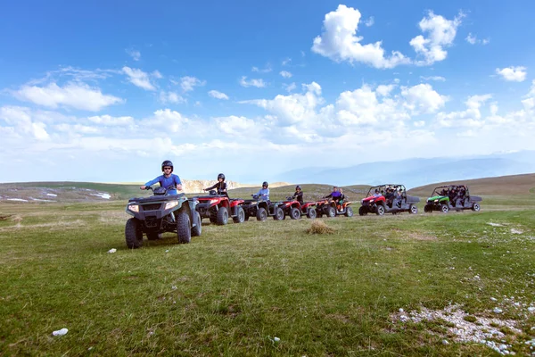 ツアー グループのバギー Utvs 山の旅します — ストック写真