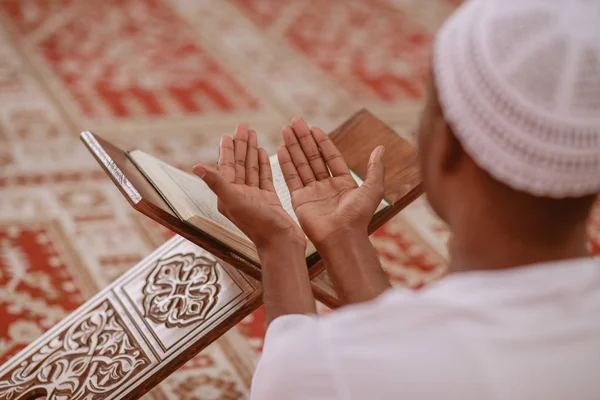 Vista dall'alto dell'uomo africano musulmano che fa preghiera tradizionale a Dio mentre indossa un cappello tradizionale Dishdasha — Foto Stock