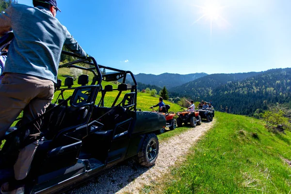 Μια περιοδεία ομάδα ταξιδεύει ATVs Οχήματα υπαίθριων δραστηριοτήτων και Utvs στα βουνά — Φωτογραφία Αρχείου