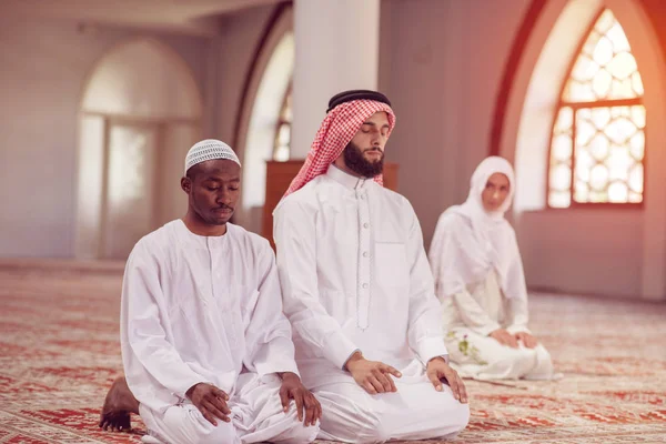 Dua orang pemuda yang religius berdoa di dalam masjid. islamik — Stok Foto