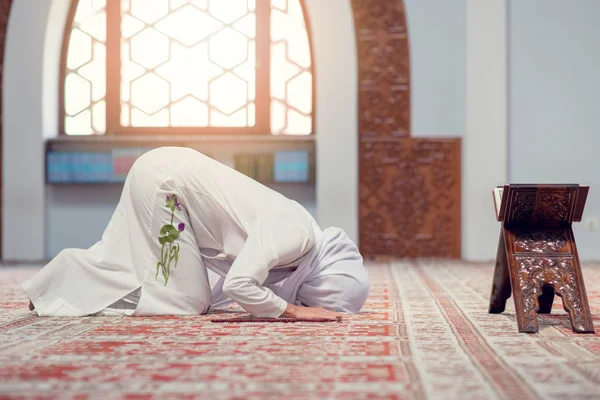 Молодих Красивих Мусульманських Жінка Молитися Мечеть — стокове фото