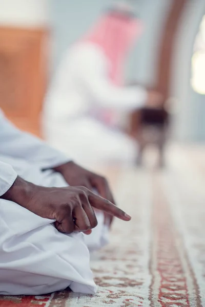 Pria Muslim Afrika sedang membuat Doa Tradisional Kepada Allah Sementara mengenakan Dishdasha — Stok Foto