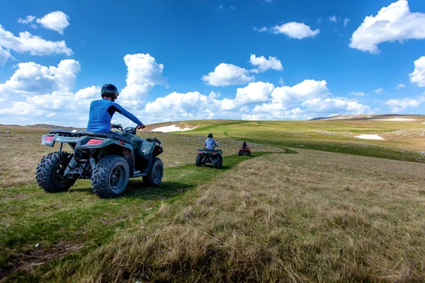 Amigos conduciendo fuera de carretera con quad bike o vehículos ATV y UTV —  Fotos de Stock