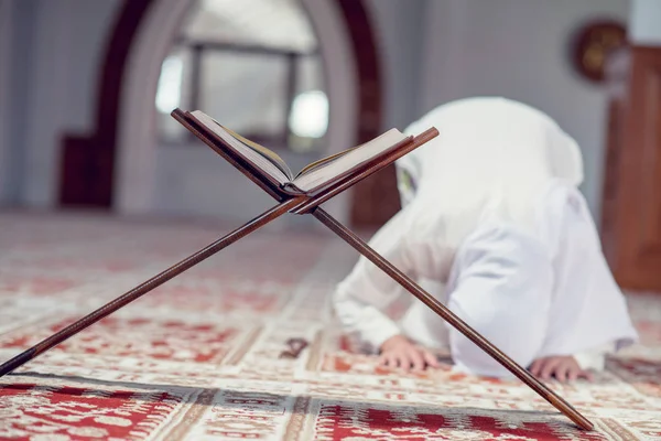 Jovem bela mulher muçulmana orando na mesquita — Fotografia de Stock