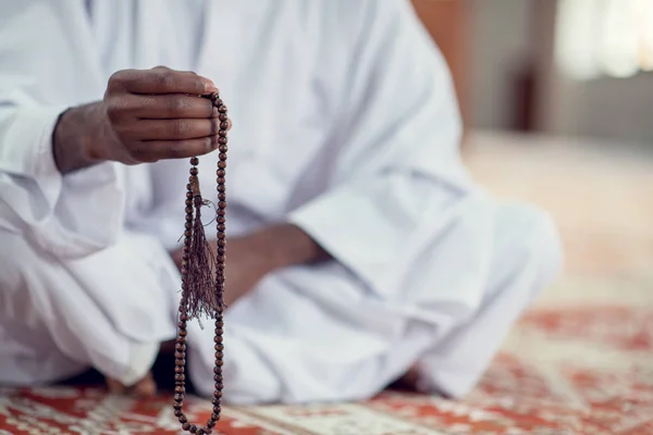 ชายมุสลิมแอฟริกันอธิษฐานแบบดั้งเดิมต่อพระเจ้าในขณะที่สวมจาน — ภาพถ่ายสต็อก