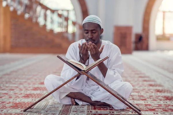 Africano muçulmano homem fazendo oração tradicional a Deus enquanto vestindo Dishdasha — Fotografia de Stock