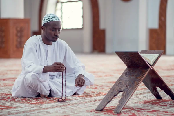 Geleneksel dua Tanrı'ya Dishdasha giyen süre yapım Afrika Müslüman erkek — Stok fotoğraf