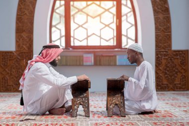 İki Müslüman erkeklerin camide kuran okuma