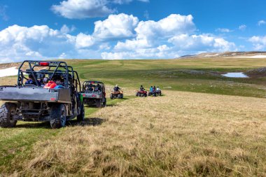 Arkadaşlar dört kiralama veya Atv ve Utv araçlar ile off-road sürüş
