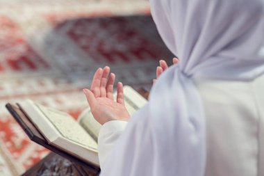 Genç güzel Müslüman kadın dua içinde Camii