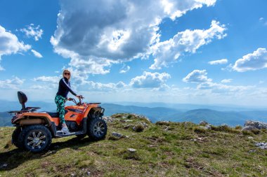 Arkadaşlar dört kiralama veya Atv ve Utv araçlar ile off-road sürüş