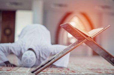 Geleneksel dua Tanrı'ya Dishdasha giyen süre yapım Afrika Müslüman erkek