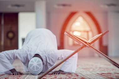 Geleneksel dua Tanrı'ya Dishdasha giyen süre yapım Afrika Müslüman erkek