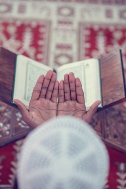 Afrika Müslüman adam yapma geleneksel namaz için Tanrı iken giyen A geleneksel kap Dishdasha en iyi viewv