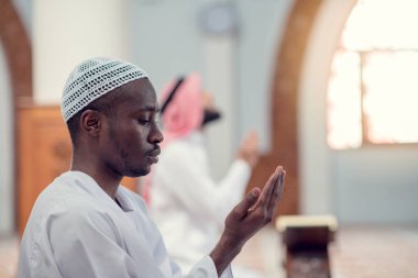 İki dindar Müslüman camide birlikte dua ediyor.