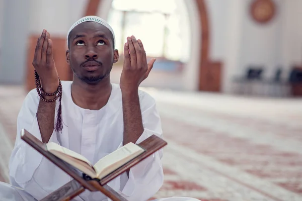 Geleneksel dua Tanrı'ya Dishdasha giyen süre yapım Afrika Müslüman erkek — Stok fotoğraf