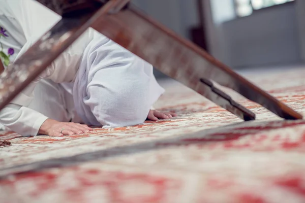 Młody piękny kobieta modli się w meczet muzułmański — Zdjęcie stockowe
