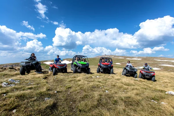 Amigos conduciendo fuera de carretera con quad bike o vehículos ATV y UTV — Foto de Stock