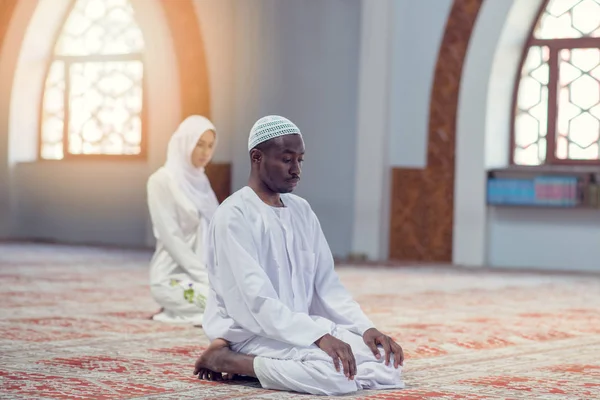 Black Muslim pria dan wanita berdoa di masjid — Stok Foto