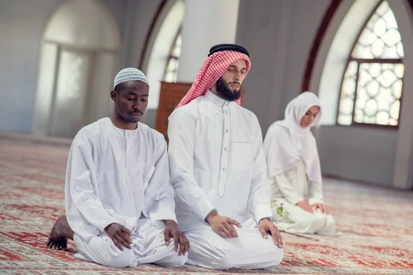 Dua orang pemuda yang religius berdoa di dalam masjid. islamik — Stok Foto