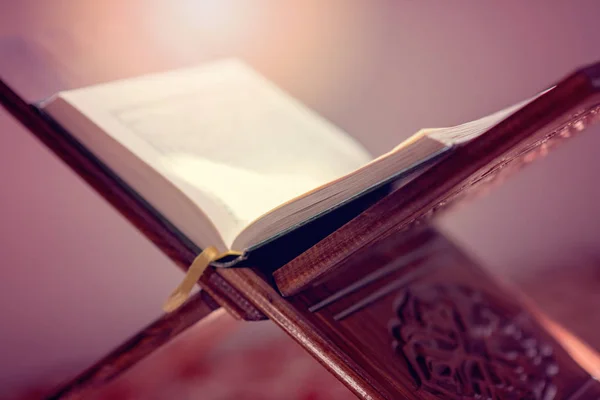 Corán - libro sagrado de los musulmanes artículo público de todos los musulmanes en la mezquita —  Fotos de Stock