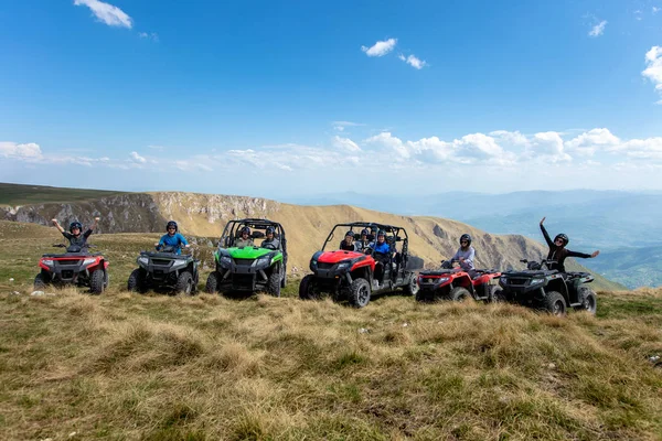 Amigos conduciendo fuera de carretera con quad bike o vehículos ATV y UTV — Foto de Stock