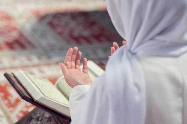 Jovem bela mulher muçulmana orando na mesquita — Fotografia de Stock